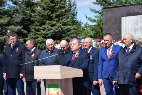 В Нурлате прошел Парад Победы: подвигу героев и память, и слава