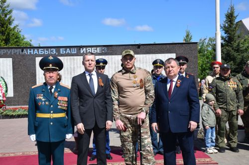 В Нурлате прошел Парад Победы: подвигу героев и память, и слава
