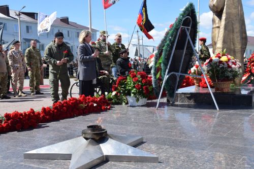 В День Победы нурлатцы возложили цветы к памятнику воину-освободителю