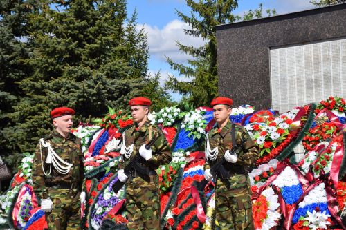 В День Победы нурлатцы возложили цветы к памятнику воину-освободителю