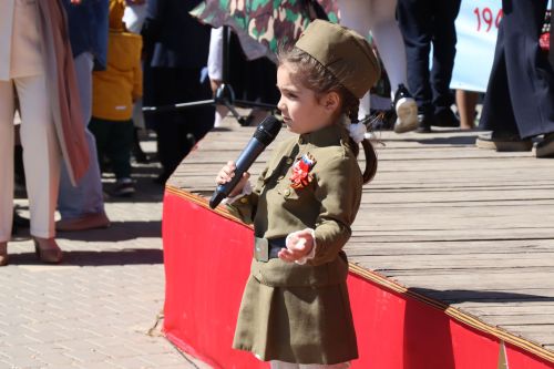 «Паровоз Победы» и лица героев: как в Нурлате отметили 9 Мая на центральной площади