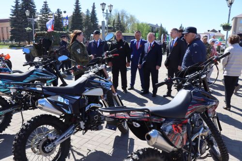 «Паровоз Победы» и лица героев: как в Нурлате отметили 9 Мая на центральной площади