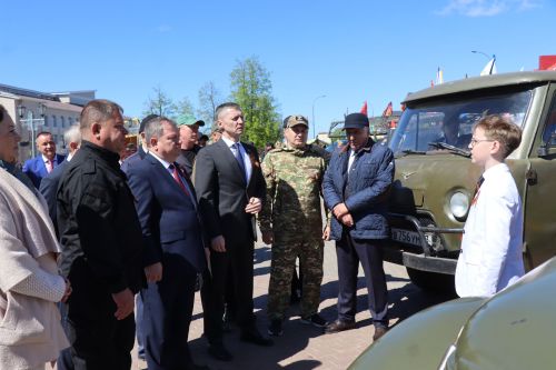 «Паровоз Победы» и лица героев: как в Нурлате отметили 9 Мая на центральной площади