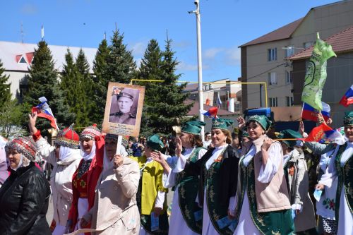 В Нурлате прошел Парад Победы: подвигу героев и память, и слава