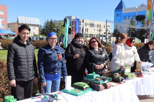 «Паровоз Победы» и лица героев: как в Нурлате отметили 9 Мая на центральной площади