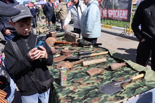 «Паровоз Победы» и лица героев: как в Нурлате отметили 9 Мая на центральной площади