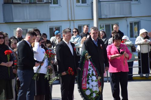В День Победы нурлатцы возложили цветы к памятнику воину-освободителю