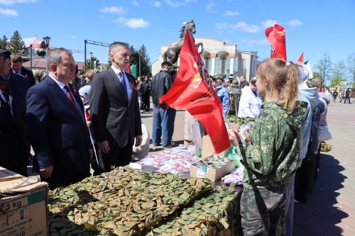 «Паровоз Победы» и лица героев: как в Нурлате отметили 9 Мая на центральной площади