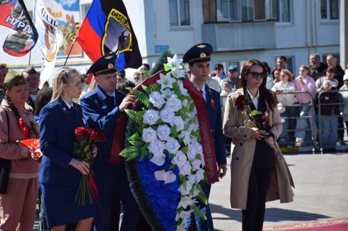 В День Победы нурлатцы возложили цветы к памятнику воину-освободителю