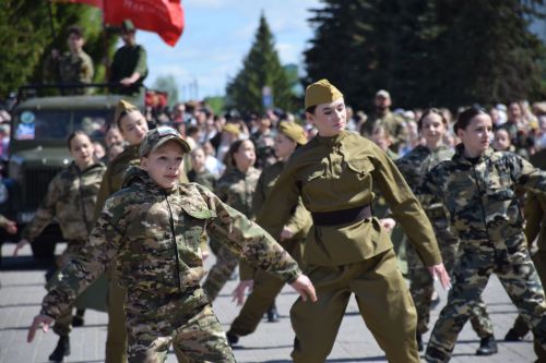 В Нурлате прошел Парад Победы: подвигу героев и память, и слава