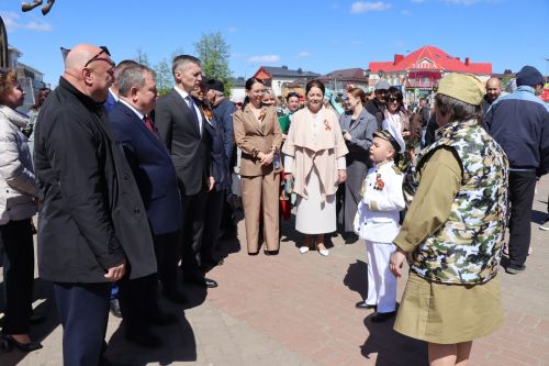 «Паровоз Победы» и лица героев: как в Нурлате отметили 9 Мая на центральной площади
