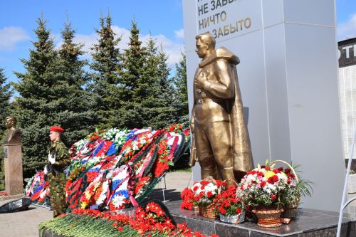 В День Победы нурлатцы возложили цветы к памятнику воину-освободителю