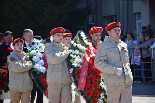 В День Победы нурлатцы возложили цветы к памятнику воину-освободителю