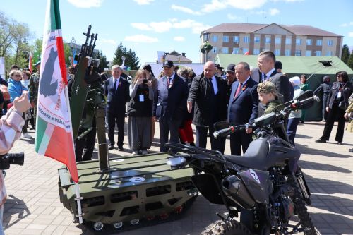 «Паровоз Победы» и лица героев: как в Нурлате отметили 9 Мая на центральной площади