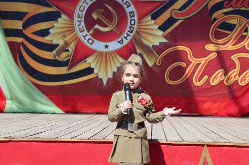 «Паровоз Победы» и лица героев: как в Нурлате отметили 9 Мая на центральной площади
