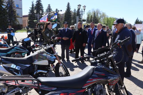 «Паровоз Победы» и лица героев: как в Нурлате отметили 9 Мая на центральной площади