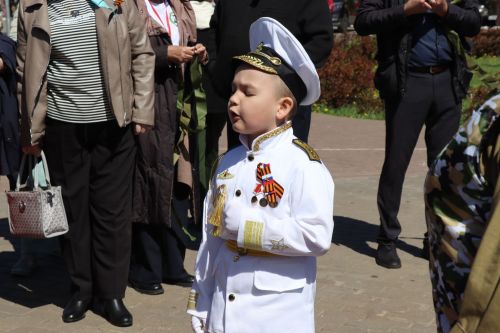 «Паровоз Победы» и лица героев: как в Нурлате отметили 9 Мая на центральной площади