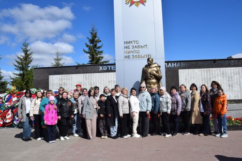 В День Победы нурлатцы возложили цветы к памятнику воину-освободителю