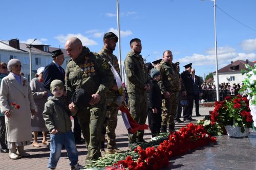 В День Победы нурлатцы возложили цветы к памятнику воину-освободителю