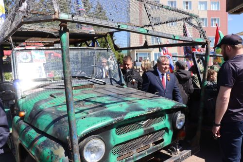«Паровоз Победы» и лица героев: как в Нурлате отметили 9 Мая на центральной площади