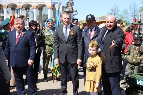 «Паровоз Победы» и лица героев: как в Нурлате отметили 9 Мая на центральной площади