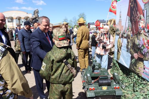 «Паровоз Победы» и лица героев: как в Нурлате отметили 9 Мая на центральной площади