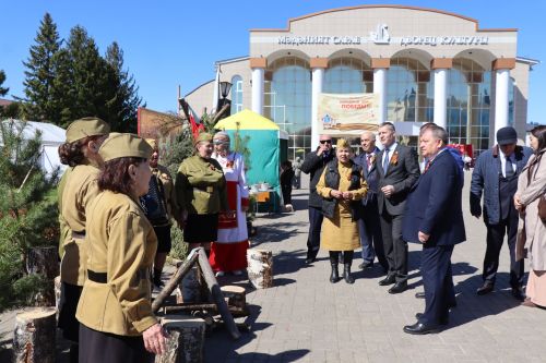 «Паровоз Победы» и лица героев: как в Нурлате отметили 9 Мая на центральной площади