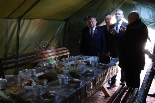 «Паровоз Победы» и лица героев: как в Нурлате отметили 9 Мая на центральной площади
