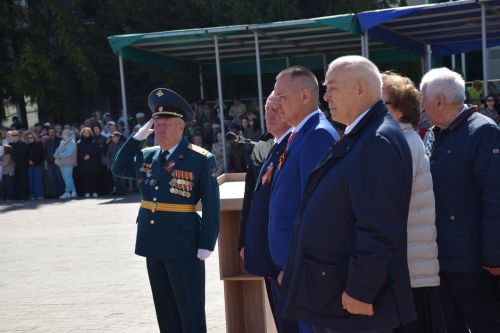 В Нурлате прошел Парад Победы: подвигу героев и память, и слава