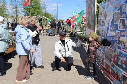 «Паровоз Победы» и лица героев: как в Нурлате отметили 9 Мая на центральной площади