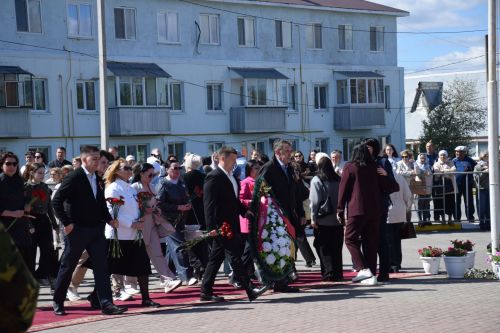 В День Победы нурлатцы возложили цветы к памятнику воину-освободителю
