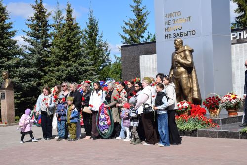 В День Победы нурлатцы возложили цветы к памятнику воину-освободителю