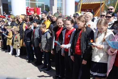 «Народный хор Победы» в Нурлате: сотни голосов исполнили главные песни весны 1945 года