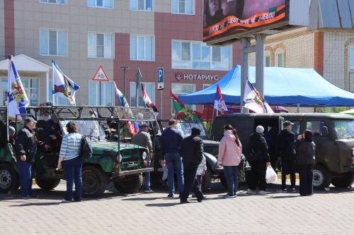 «Паровоз Победы» и лица героев: как в Нурлате отметили 9 Мая на центральной площади