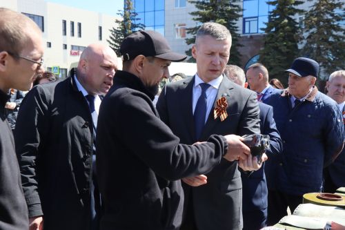«Паровоз Победы» и лица героев: как в Нурлате отметили 9 Мая на центральной площади