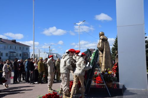 В День Победы нурлатцы возложили цветы к памятнику воину-освободителю