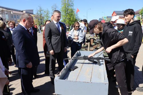 «Паровоз Победы» и лица героев: как в Нурлате отметили 9 Мая на центральной площади