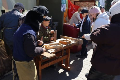 «Паровоз Победы» и лица героев: как в Нурлате отметили 9 Мая на центральной площади