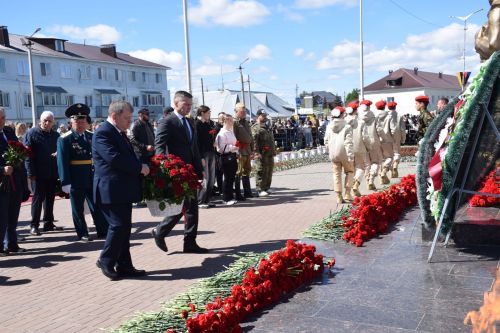 В День Победы нурлатцы возложили цветы к памятнику воину-освободителю