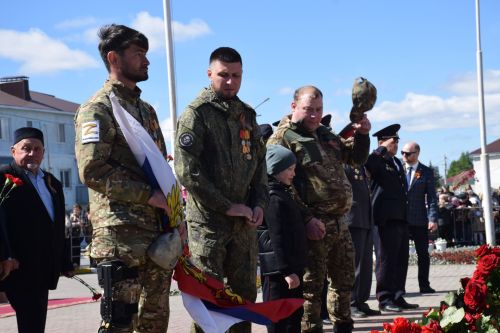В День Победы нурлатцы возложили цветы к памятнику воину-освободителю