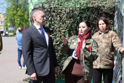 «Паровоз Победы» и лица героев: как в Нурлате отметили 9 Мая на центральной площади