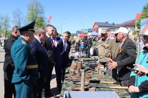 «Паровоз Победы» и лица героев: как в Нурлате отметили 9 Мая на центральной площади