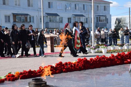 В День Победы нурлатцы возложили цветы к памятнику воину-освободителю