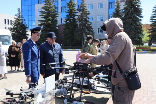«Паровоз Победы» и лица героев: как в Нурлате отметили 9 Мая на центральной площади