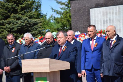 В Нурлате прошел Парад Победы: подвигу героев и память, и слава