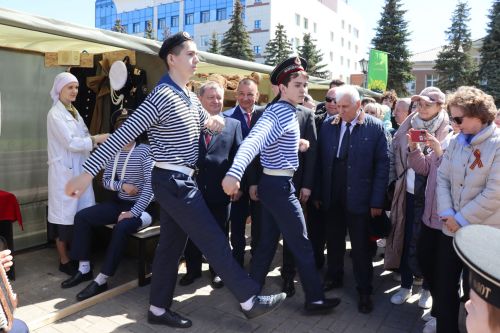 «Паровоз Победы» и лица героев: как в Нурлате отметили 9 Мая на центральной площади