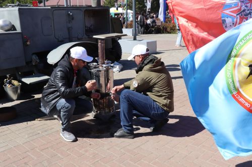 «Паровоз Победы» и лица героев: как в Нурлате отметили 9 Мая на центральной площади