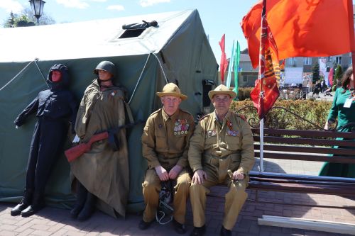 «Паровоз Победы» и лица героев: как в Нурлате отметили 9 Мая на центральной площади