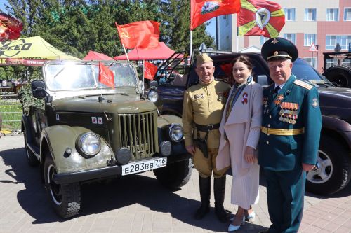 «Паровоз Победы» и лица героев: как в Нурлате отметили 9 Мая на центральной площади