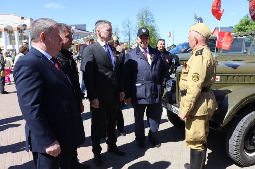 «Паровоз Победы» и лица героев: как в Нурлате отметили 9 Мая на центральной площади